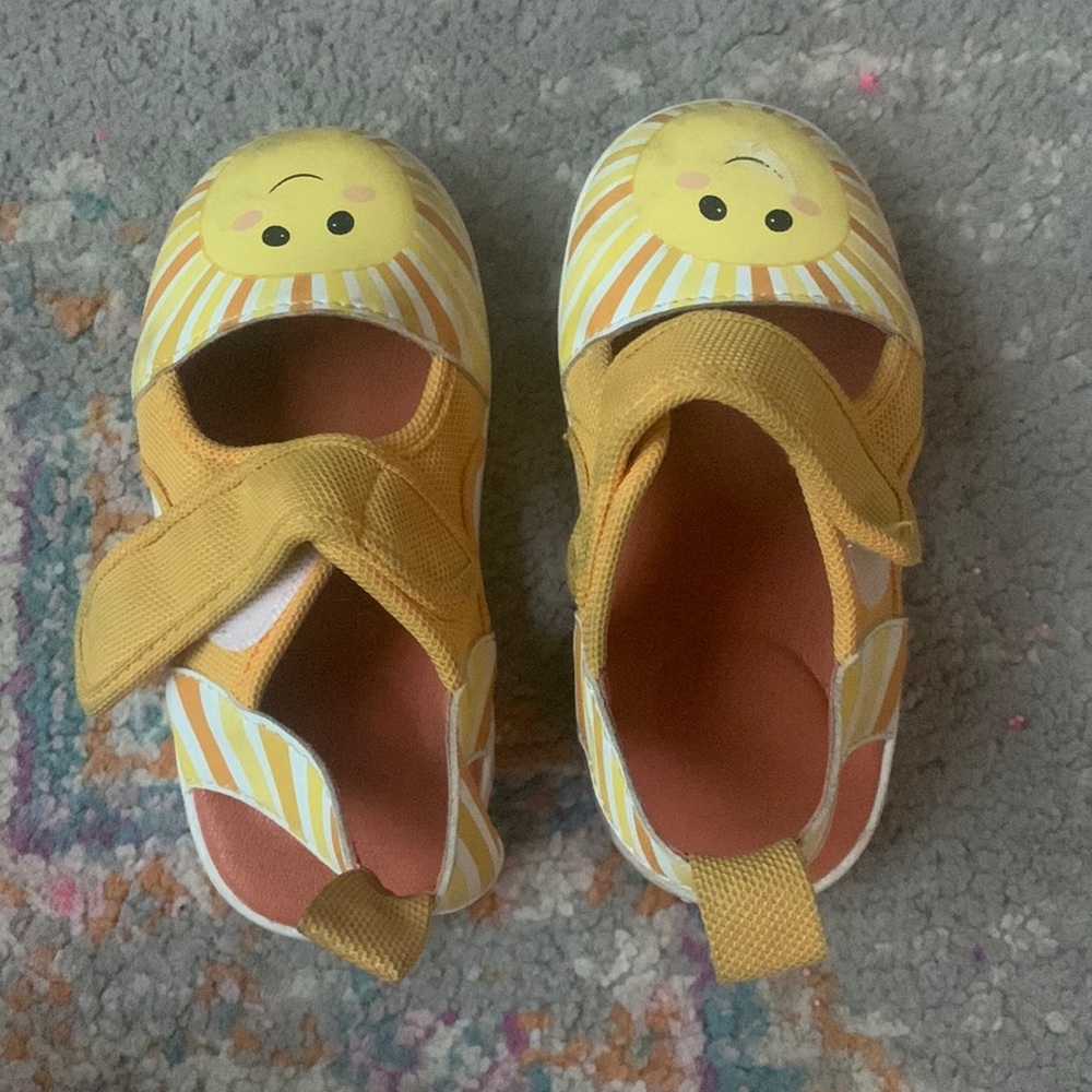 Ikiki Sunshine Squeaky Sandal- size 8